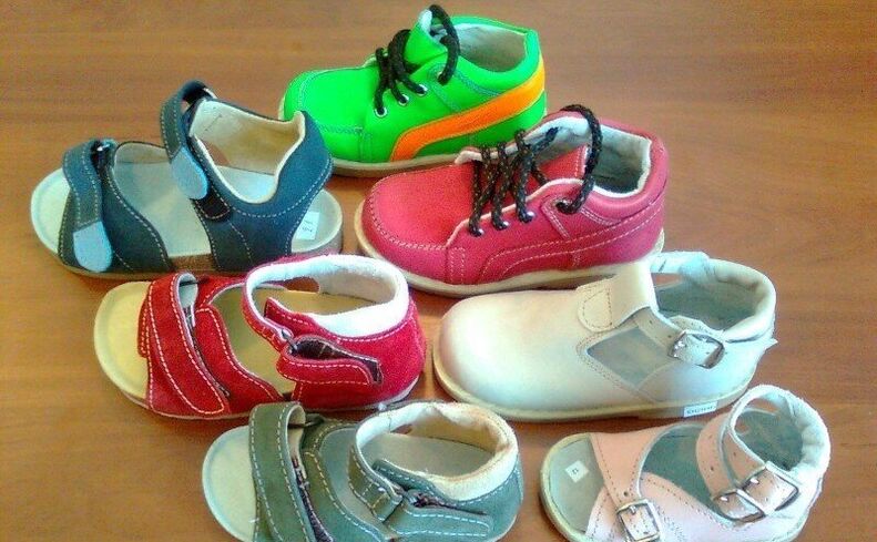 Children's shoes for hallux valgus